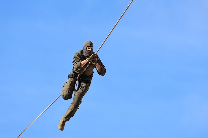 Um 11 Uhr sorgte das Einsatzkommando mit seinen waghalsigen Stunts für staunende Kinder- und ...