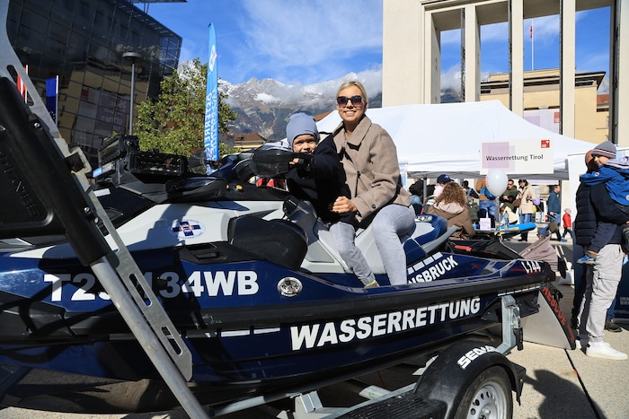 Von der Ausrüstung bis hin zu Einsatzfahrzeugen konnten die Besucher den Alltag der Freiwilligen ...