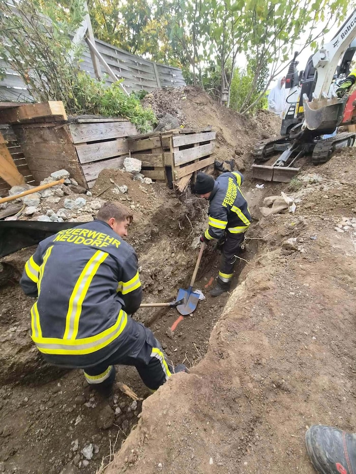 Stemmen, graben: Die Feuerwehr zeigte vollen Einsatz bei der Tierrettung.