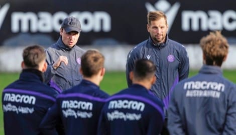 Austrias Neo-Trainer Max Uhlig (mit Kappe) leitete nur zwei Trainings.
