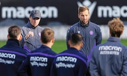 Austrias Neo-Trainer Max Uhlig (mit Kappe) leitete nur zwei Trainings.