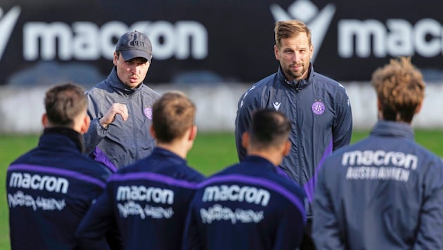 Austrias Neo-Trainer Max Uhlig (mit Kappe) leitete nur zwei Trainings.