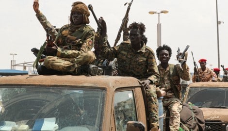 Im Sudan liefern sich die Armee und die RSF-Miliz seit mehr als drei Jahren erbitterte Gefechte. ...