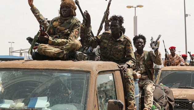 Im Sudan liefern sich die Armee und die RSF-Miliz seit mehr als drei Jahren erbitterte Gefechte. ...