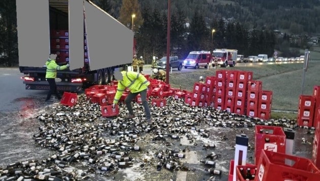 Unzählige Bierkisten krachten auf die Fahrbahn.