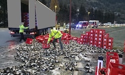 Unzählige Bierkisten krachten auf die Fahrbahn.