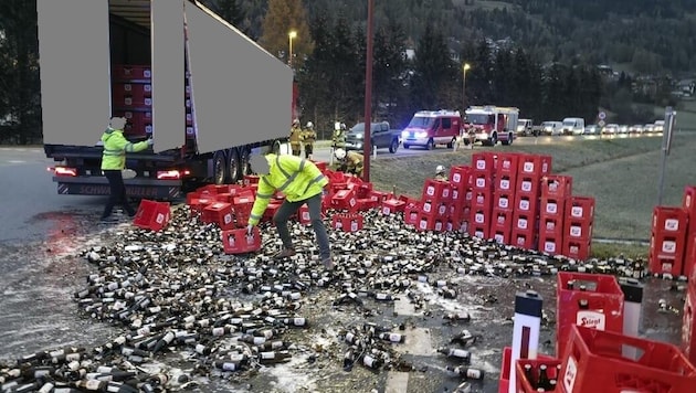 Unzählige Bierkisten krachten auf die Fahrbahn.
