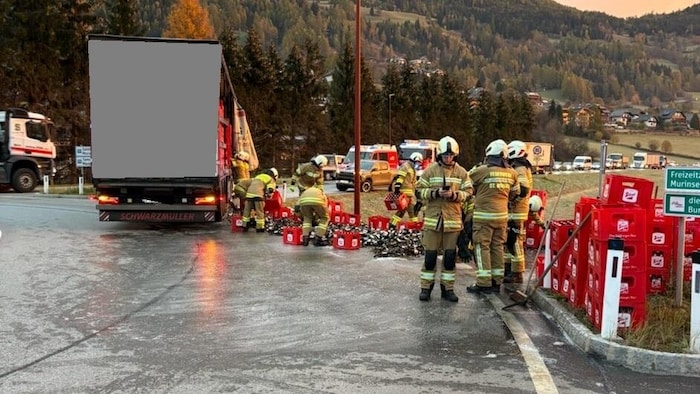 Die Feuerwehr rückte an und übernahm die Aufräumarbeiten.
