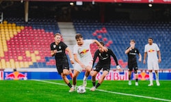 Filip Aleksic (M.) freut sich auf den Auftakt in der Youth League.