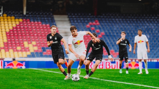 Filip Aleksic (M.) freut sich auf den Auftakt in der Youth League.