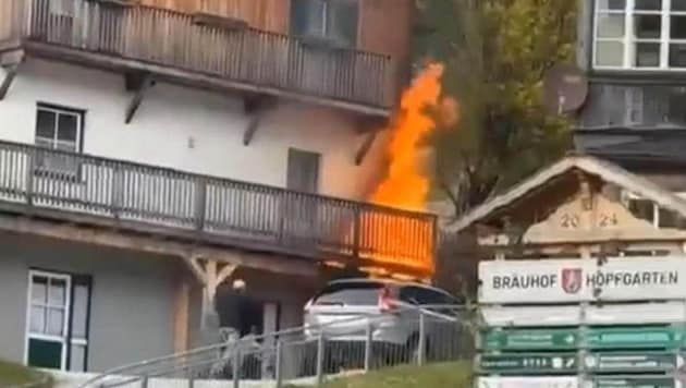 Das rasche Eingreifen der Passanten und Feuerwehren verhinderte einen größeren Gebäudeschaden.
