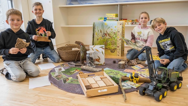 Fabio, Maxi, Lara und Julius arbeiten gerade an einem Waldprojekt.