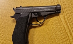 Mit dieser Luftdruckpistole wurde der 25-Jährige auf der Rotenturmstraße bedroht.