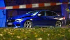 Das Tatfahrzeug, ein blauer BMW, wurde von der Polizei mit mehreren Schüssen gestoppt. 