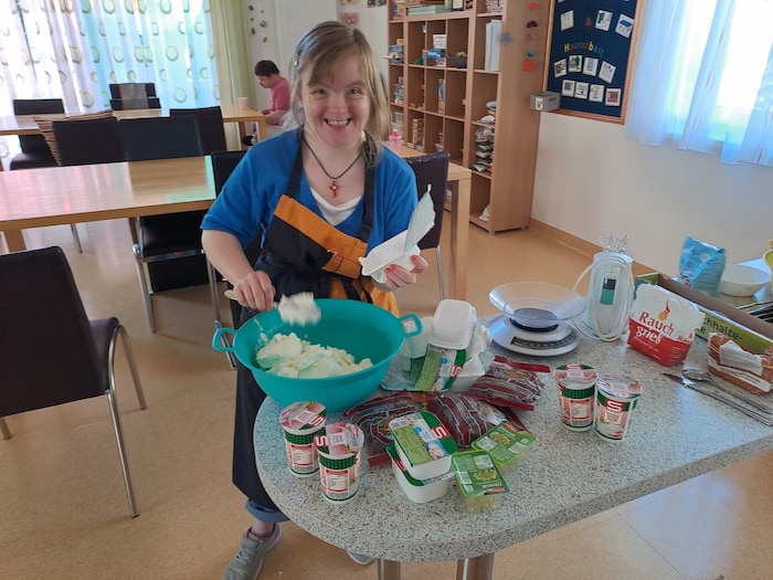Beim gemeinsamen Kochen werden die Fähigkeiten der Einzelnen berücksichtigt
