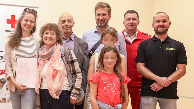 Irene (li.) und Maria Steinberger mit ihrer Familie, Rotkreuz-Bezirksstellenleiter Patrick ...