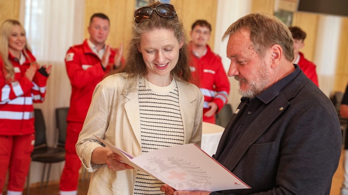 Rotkreuz-Präsident Ebner überreicht Irene Steinberger die Lebensretter-Urkunde.