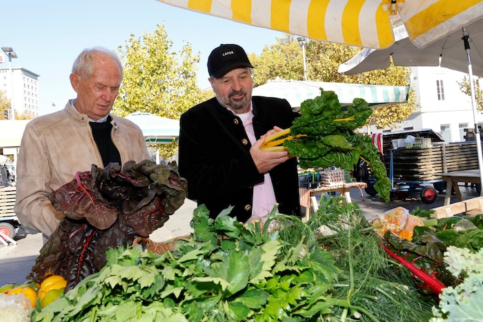 Fachkundige Blicke auf die Spezialiäten am Bauernmarkt
