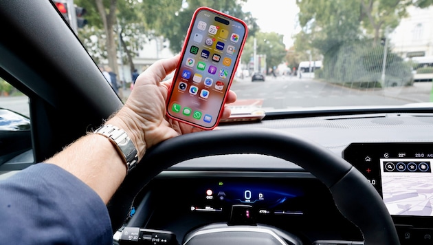 Ein 26-jähriger Autofahrer war in Salzburg mit Handy am Steuer unterwegs (Symbolbild).