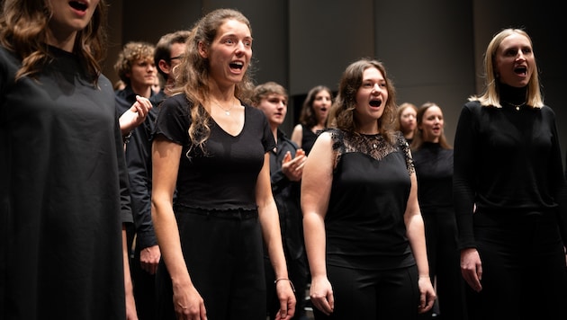 Volles Haus auf der Bühne: Einen fantastischen Konzertabend lieferte der Landesjugendchor ...