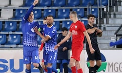 Tandari (li.) und Benedek zeigen bei den Juniors wie in alten Zeiten auf.