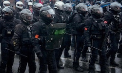 Hier ist zu sehen, wie Polizeikräfte am vergangenen Wochenende in Paris Protestierende ...