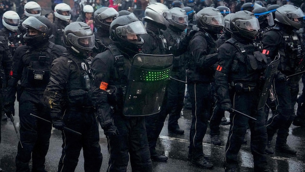 Hier ist zu sehen, wie Polizeikräfte am vergangenen Wochenende in Paris Protestierende ...