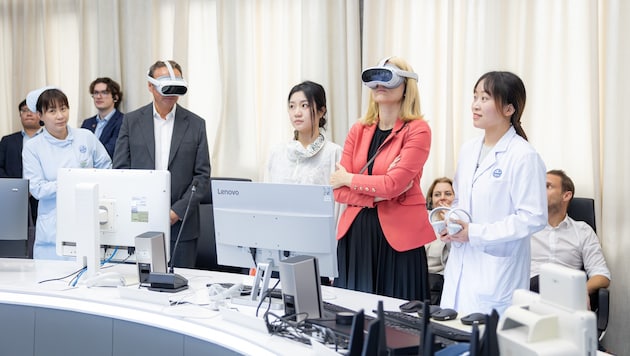 LH-Vize und Gesundheits- landesrätin Christine Haberlander ließ sich in Shanghai mittels VR- ...