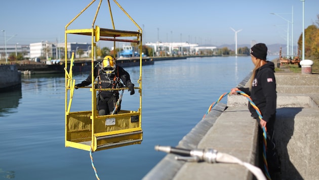Gerhard Frank wird mit dem Kran ins Wasser gehoben