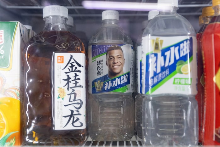 Mbappe war in China auf Getränkeflaschen abgebildet.