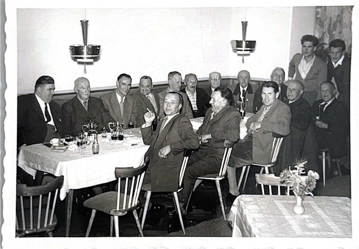 Austausch am Stammtisch um 1960. Auch der Großvater von Joschi Sailer war mit dabei.