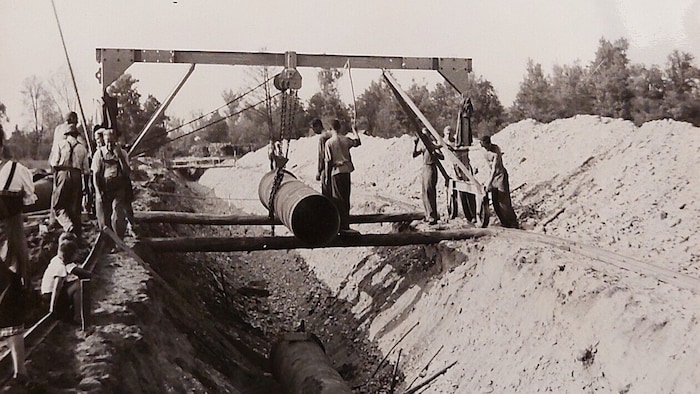 1950 wurde die Leitung vom Wasserwerk Feldkirchen erbaut.