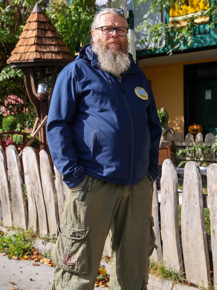 Jürgen Stadler von der Pfotenhilfe Lochen ist über den Versuch, Mischlingshündin „Mausi“ zu ...