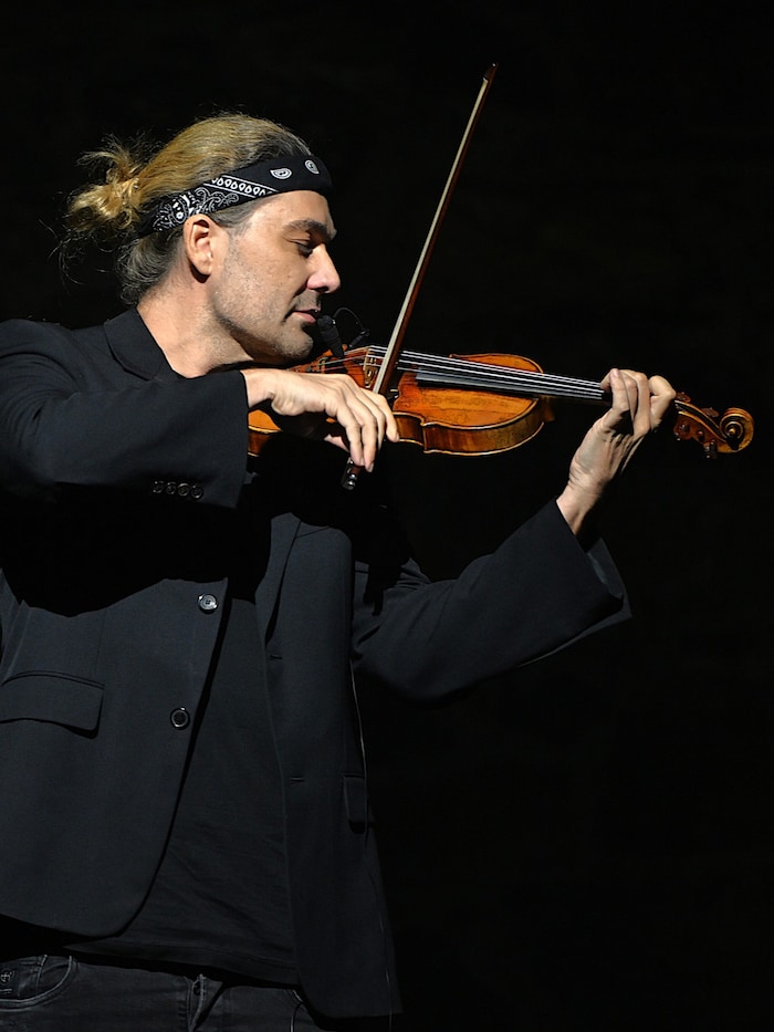 David Garrett mit der besonderen Geige aus dem Jahr 1734.
