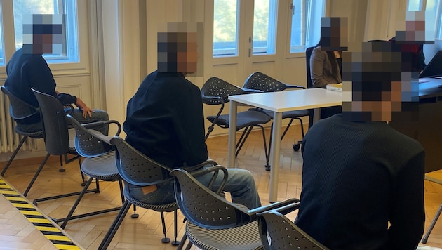 Der Erstangeklagten fasste sechs Monate bedingte Haft aus, die Komplizen Sozialstunden.