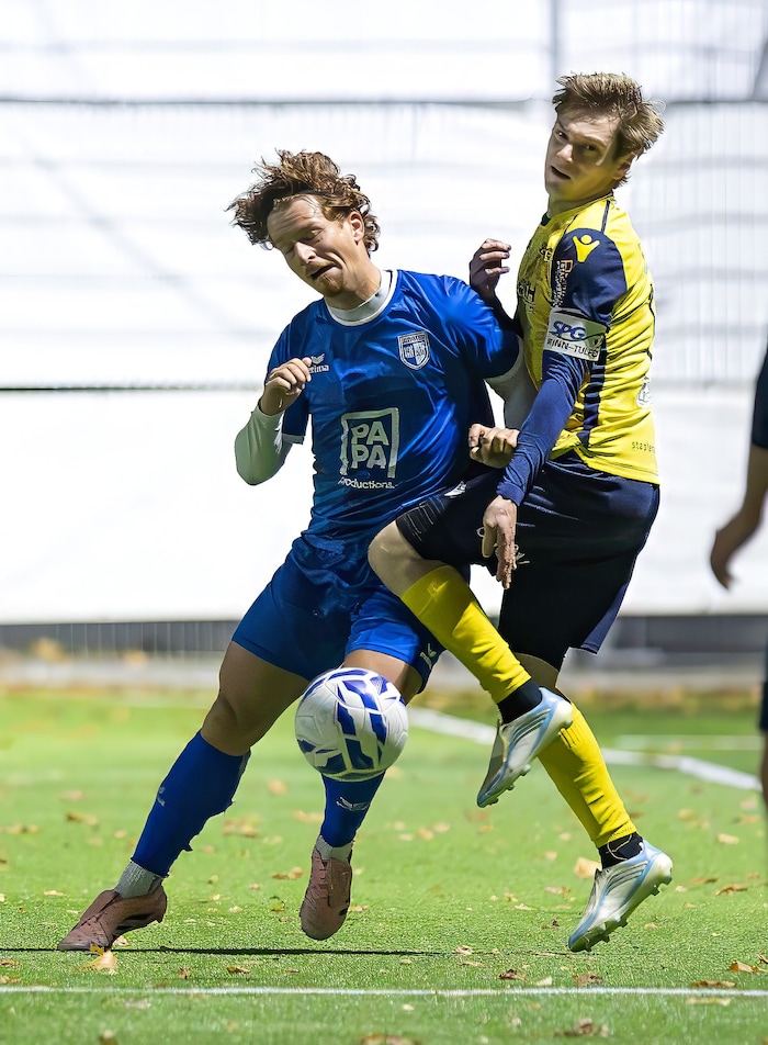 Fin Tomke Grom (l.) im Zweikampf mit Rinn/Tulfes-Kapitän Hannes Schafferer (r.).