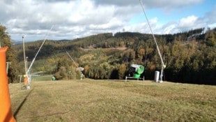 Noch stehen die Schneekanonen auf der grünen Wiese.