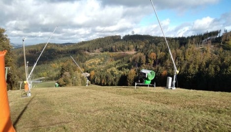 Noch stehen die Schneekanonen auf der grünen Wiese.