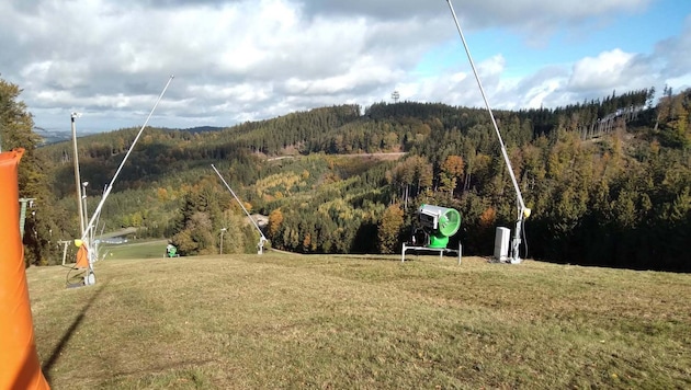 Noch stehen die Schneekanonen auf der grünen Wiese.