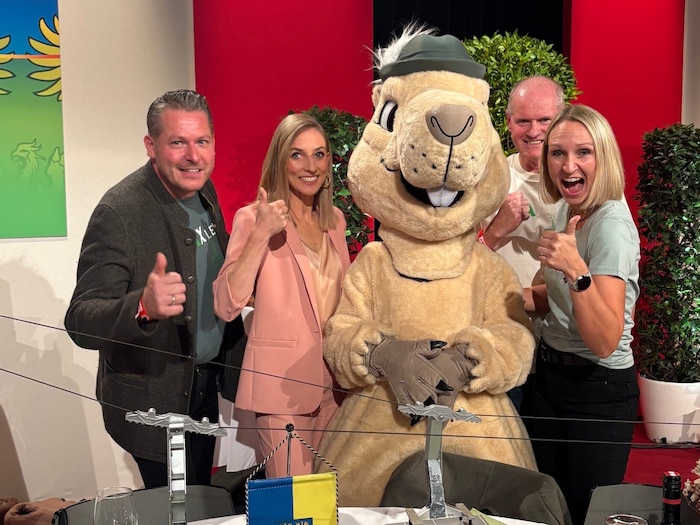 Rax-Seilbahnbetreiber Bernd Scharfegger, ORF-Moderatorin Veronika Kaizar, Maskottchen Raxl, ...