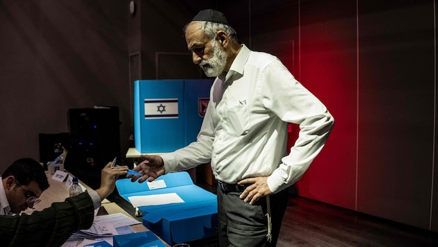 Ein Israeli bei der Stimmabgabe