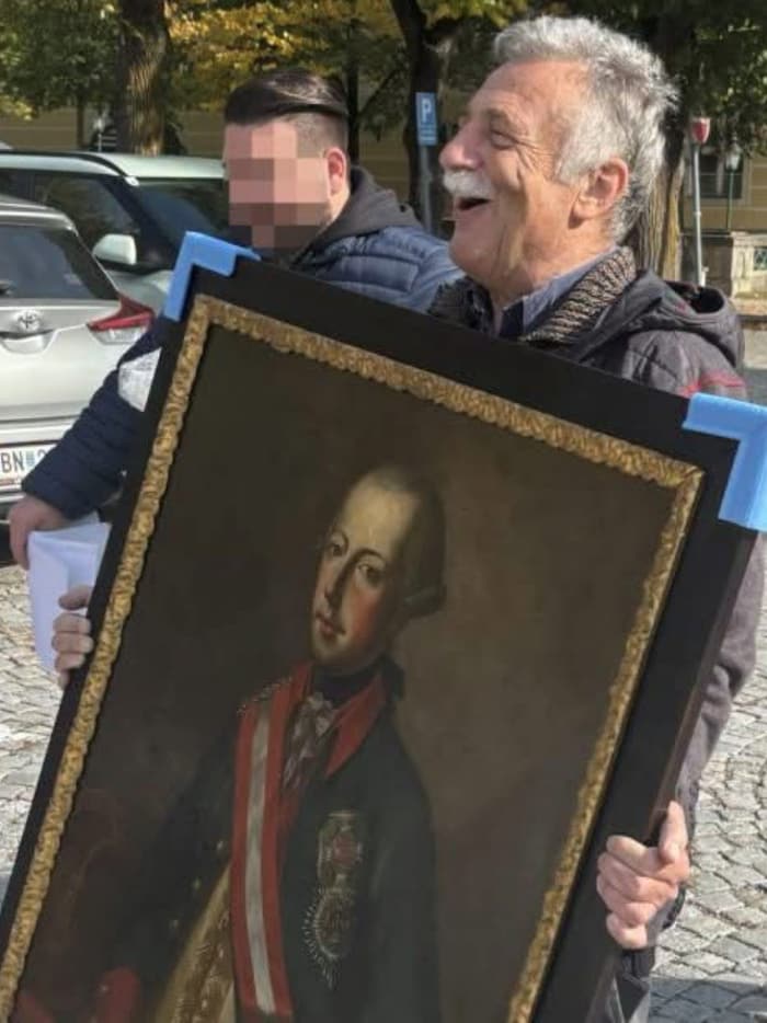 In einer Prozession trug der Klosterdirektor den Kaiser an seinen angestammten Platz. Das ...