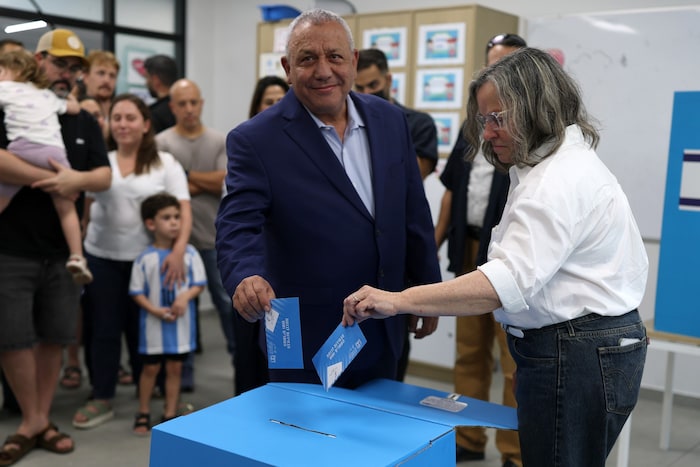 Netanyahus stärkster Herausforderer, Gadi Eisenkot, bei der Stimmabgabe mit seiner Ehefrau ...