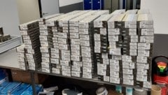 Knapp 57.000 Zigaretten fanden die Zollbeamten in mehreren Koffern.