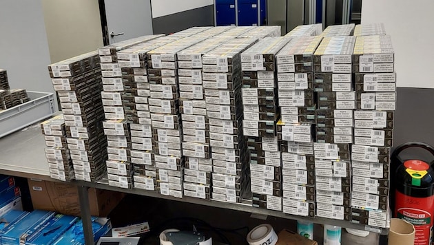 Knapp 57.000 Zigaretten fanden die Zollbeamten in mehreren Koffern.