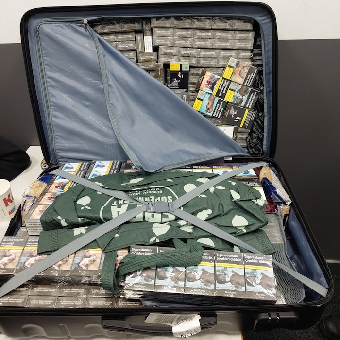 Die Zollbeamten fanden kaum persönliche Gegenstände in den Koffern.