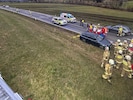 Feuerwehr und Rettung befreiten die Person aus dem Auto.