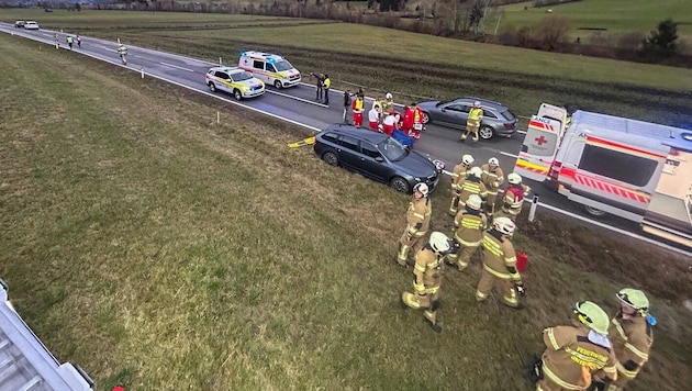 Feuerwehr und Rettung befreiten die Person aus dem Auto.