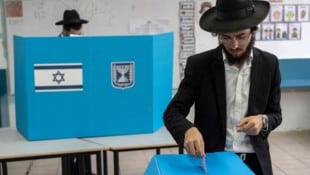 Ein ultraorthodoxer Jude bei der Stimmabgabe in Bnei Brak