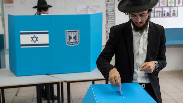 Ein ultraorthodoxer Jude bei der Stimmabgabe in Bnei Brak